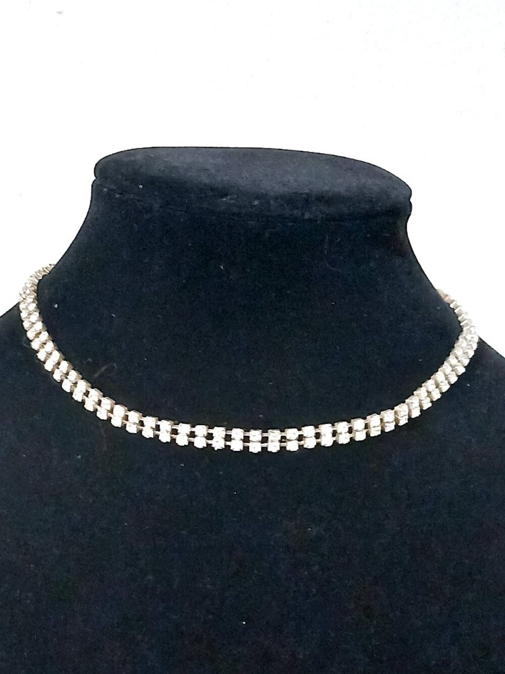 Unbranded Silver Colored 16 Inch Costume Necklace with imitation Diamonds